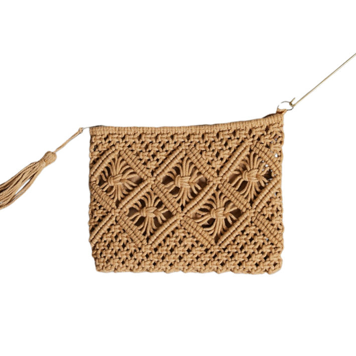 Makramee clutch med kvastdetaljer Skanto