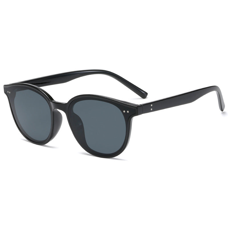 Dame rund solbrille med stilfull design og UV-beskyttelse Skanto