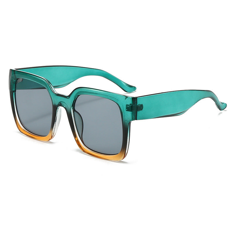 Dame firkantet solbrille med stilfull gjennomsiktig ramme og myk fargegradient Skanto