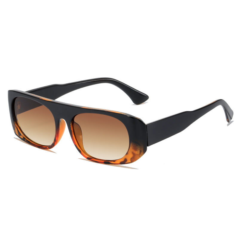 Dame moteriktig solbrille i elegant skjolddesign Skanto