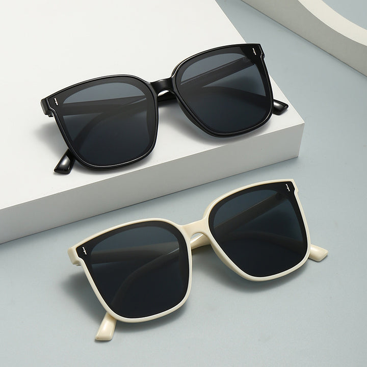 Dame Motekom solbrille med beskyttende UV-filter og elegant design Skanto