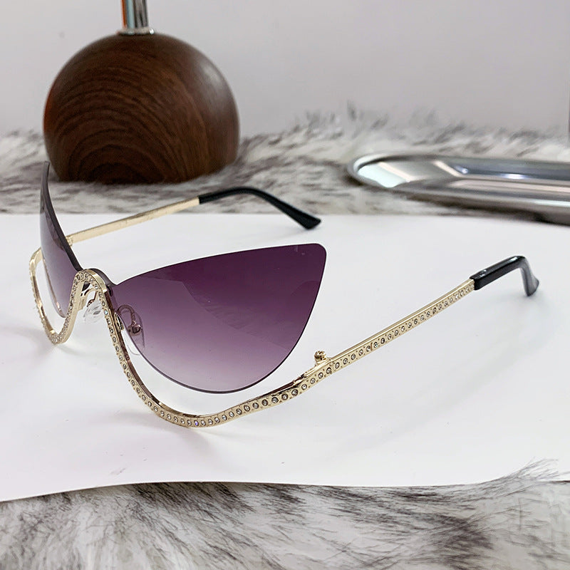 Damer ekstravagant formet Cat-Eye solbrille med glitrende applikasjoner Skanto