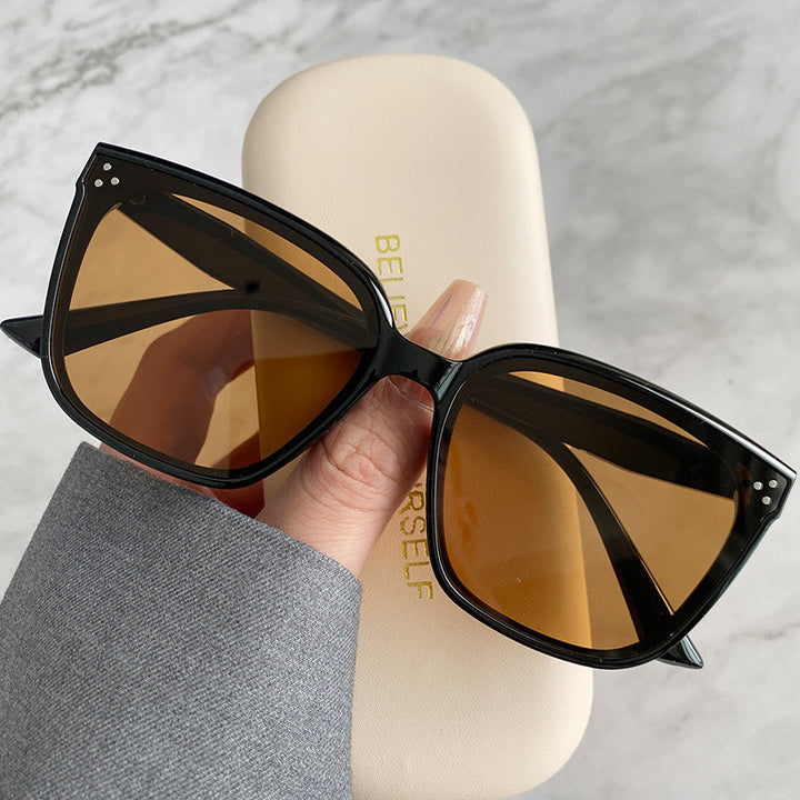 Kvinnelige moteriktige oversized solbriller i retro stil Skanto