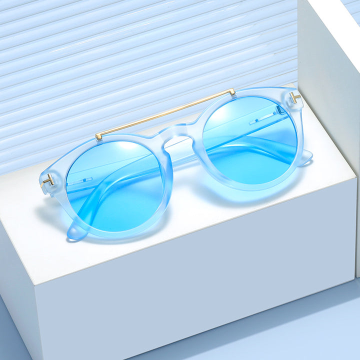Dame fashionable solbriller med elegante runde glass Skanto
