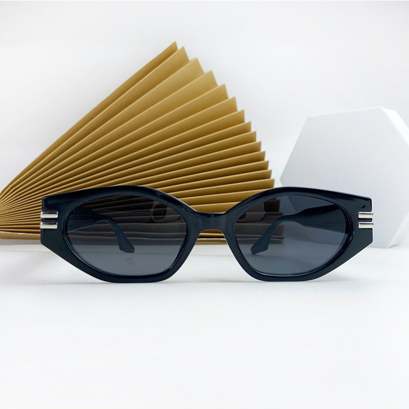 Dame Cat-Eye solbriller i stilfull design med robust ramme Skanto