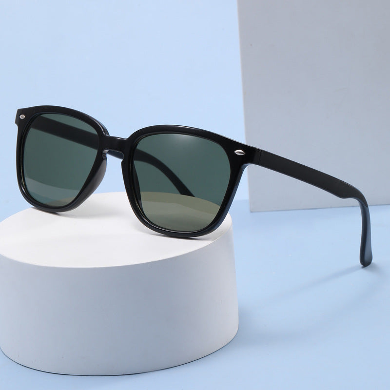Dame moderne solbriller med elegant visirdesign Skanto