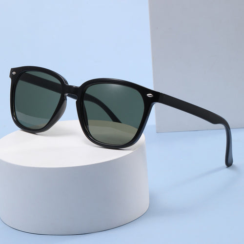 Dame moderne solbriller med elegant visirdesign Skanto