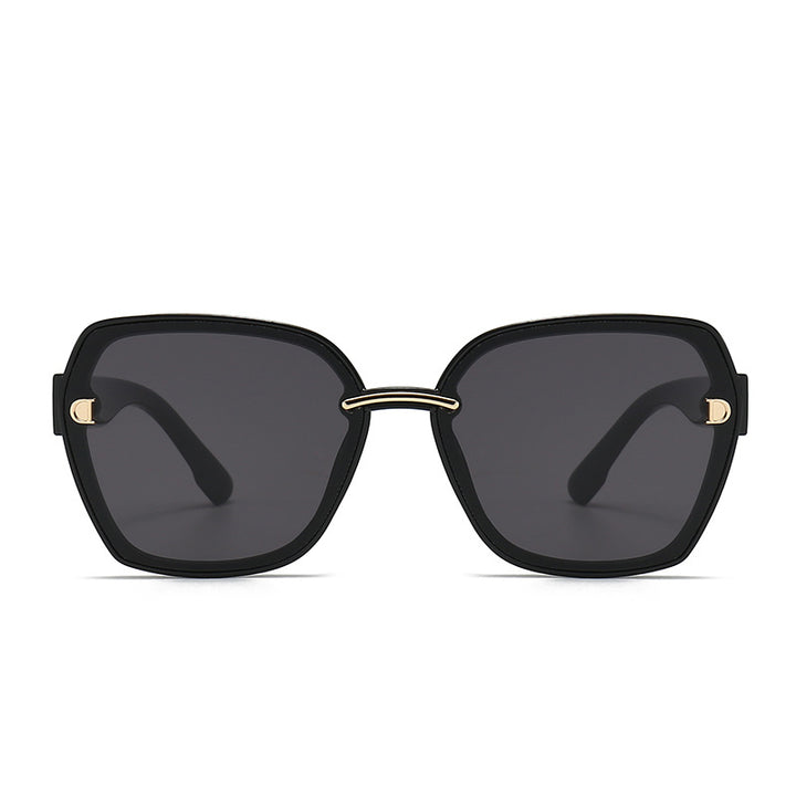 Dame solbrille med stilfull, kvadratisk ramme og elegante detaljer Skanto