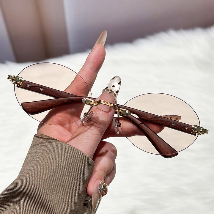 Dame moteriktig og elegant solbrille med ovalt design Skanto