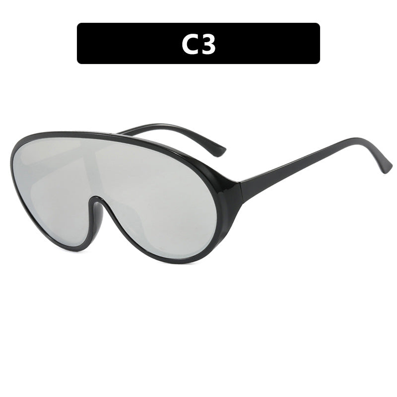 Dame futuristisk solbrille med store glass og ergonomisk ramme Skanto