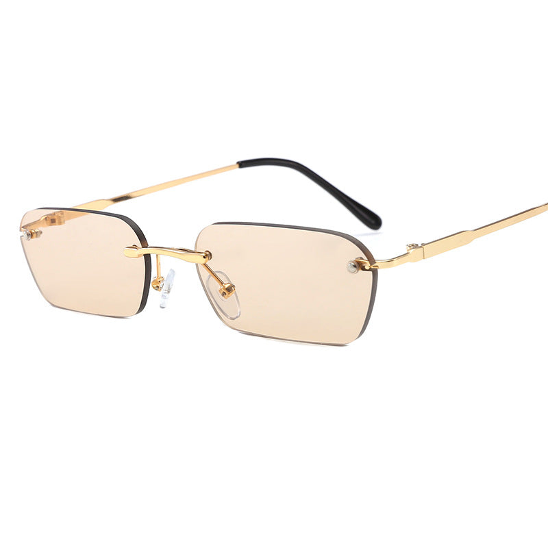 Dame moteriktig rektangulær solbrille med luksuriøs metallramme Skanto