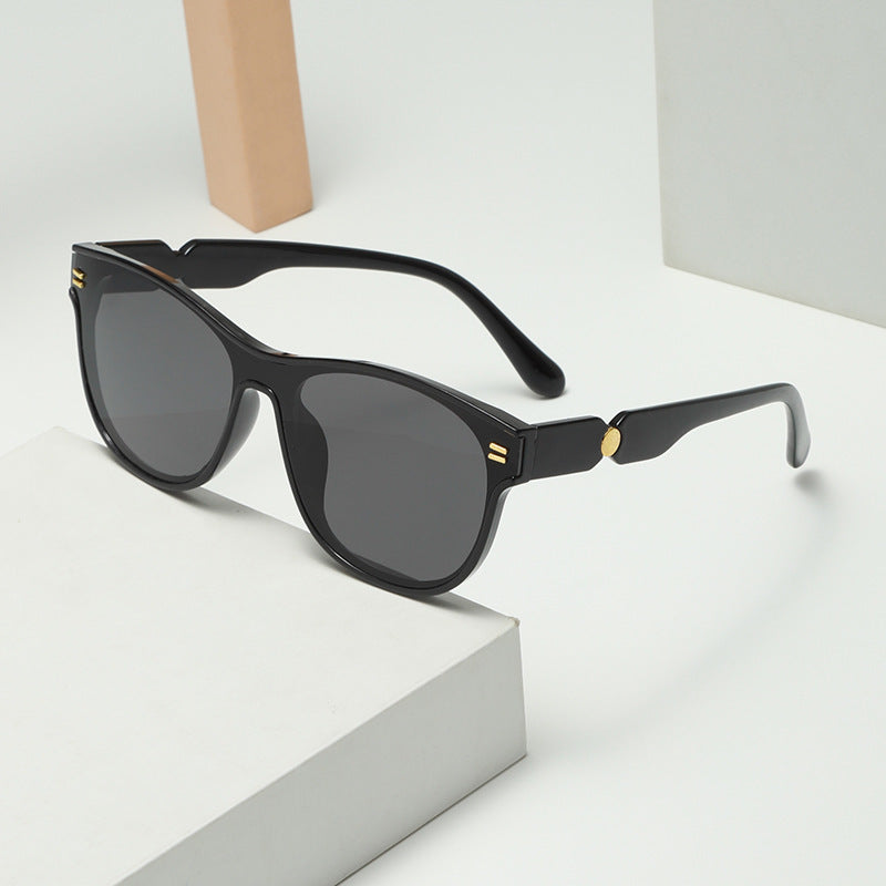 Dame moteriktig solbrille med unik ramme Skanto