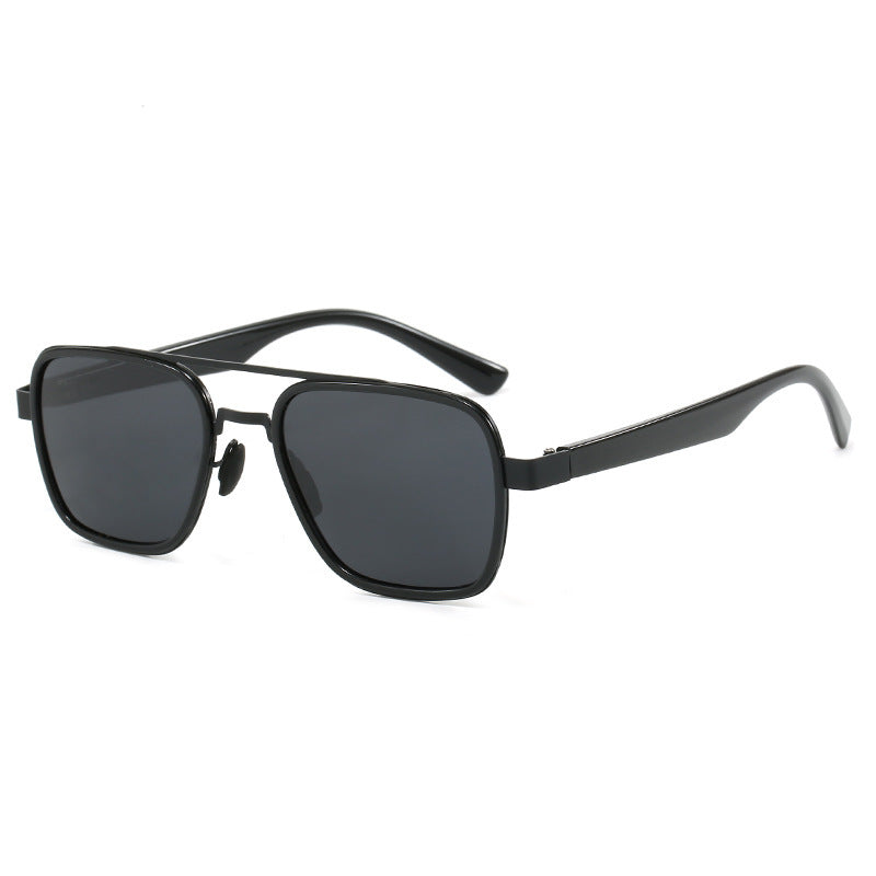 Dame moteriktig solbrille med firkantet ramme og innovative linser Skanto