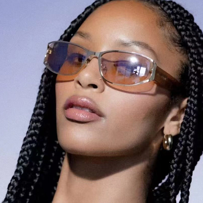 Dame moderne solbriller med elegante konturer og beskyttende UV-filter Skanto