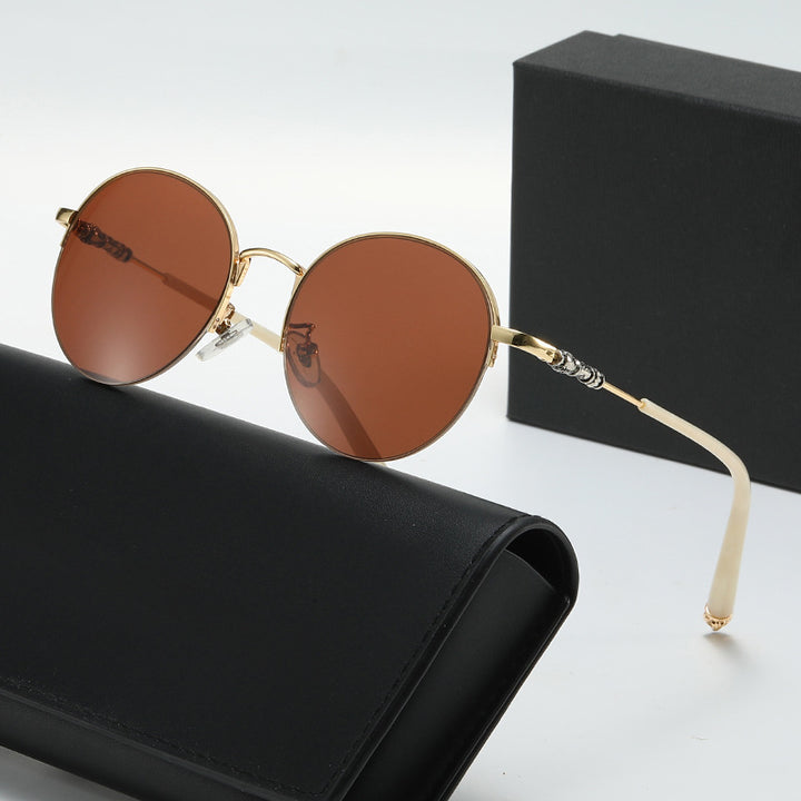 Dame rund solbrille med elegant metallramme og komfortable nesepads Skanto