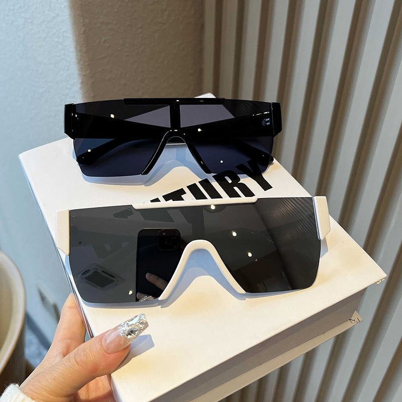 Dame futuristisk sportssolbrille med UV-beskyttelse og bred glassflate Skanto