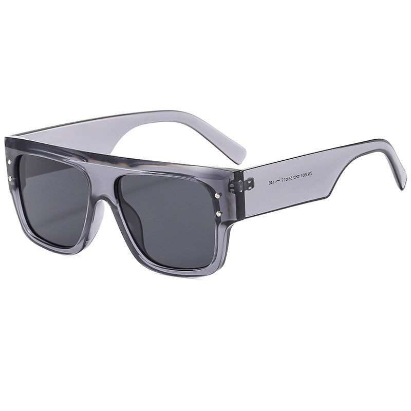 Dame moteriktig solbrille med rektangulært ramme og polarisert glass Skanto