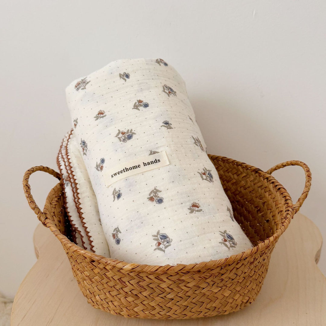 Unisex Musselinteppe med delikat blomsterdesign og elegante volanger Skanto