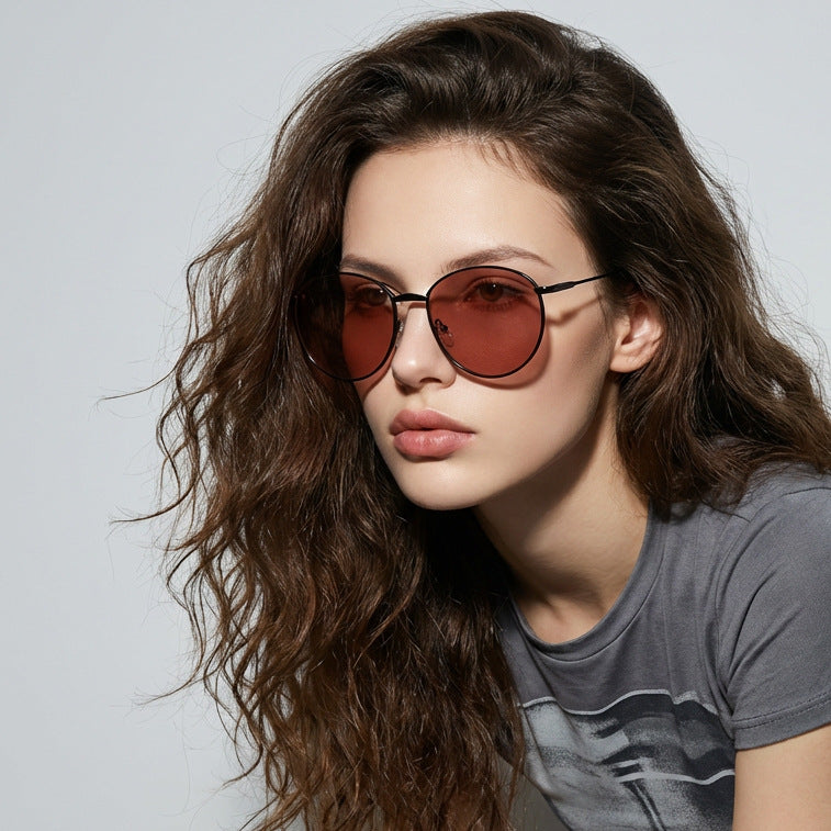 Dame rund solbrille med smal metallramme og polariserte linser Skanto