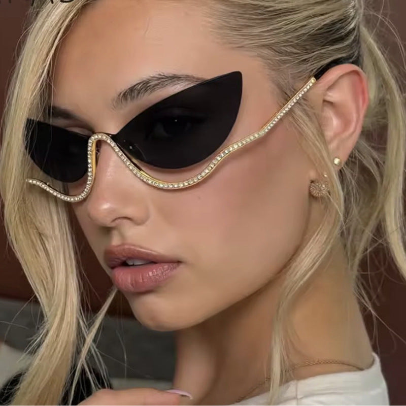 Damer ekstravagant formet Cat-Eye solbrille med glitrende applikasjoner Skanto