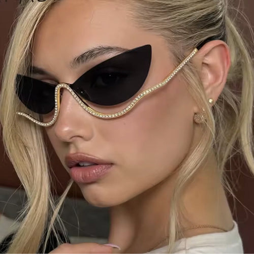 Damer ekstravagant formet Cat-Eye solbrille med glitrende applikasjoner Skanto