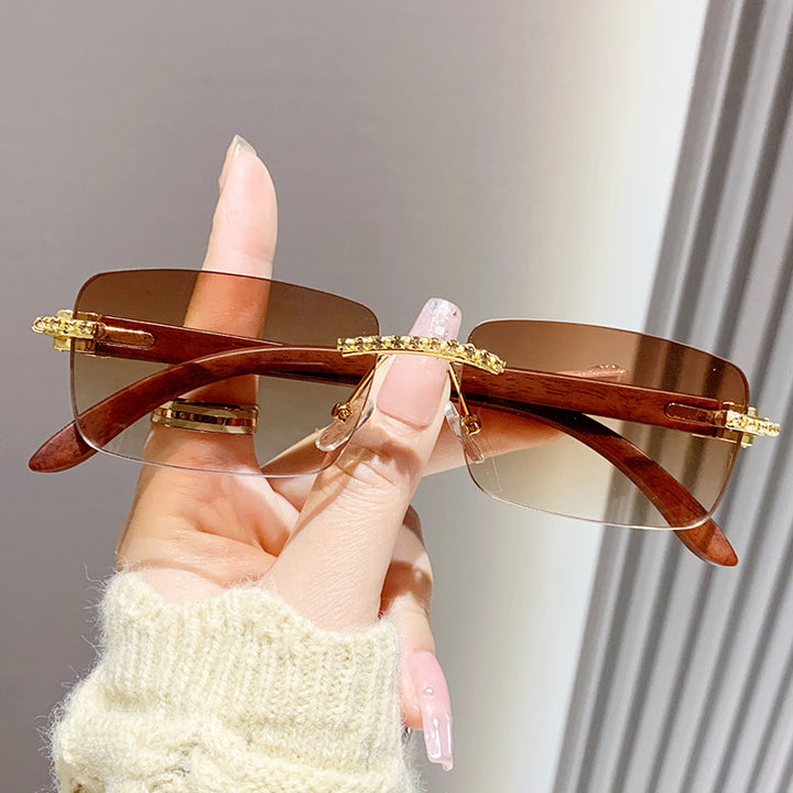 Dame elegant solbrille med unik ramme Skanto