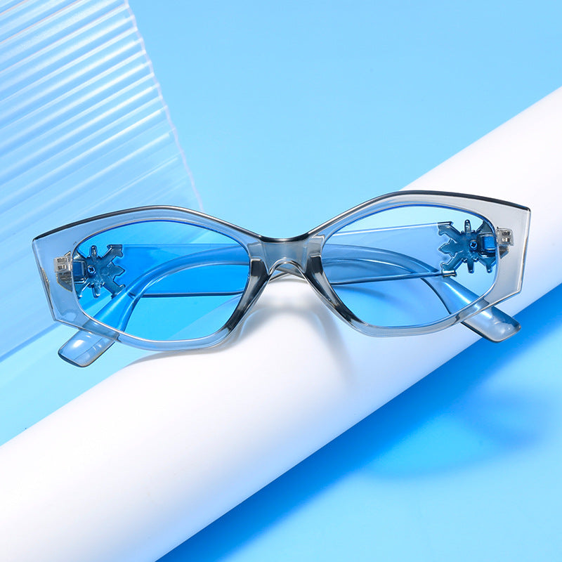 Dame geometrisk solbrille med luksuriøs detalj Skanto