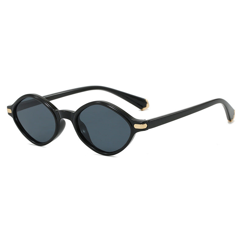 Dame moteriktig solbrille med unikt design og høykvalitets metallramme Skanto
