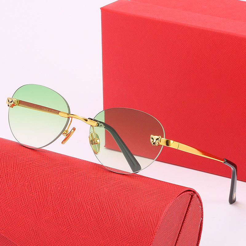 Dame oval solbrille med luksuriøse metalliske aksenter Skanto