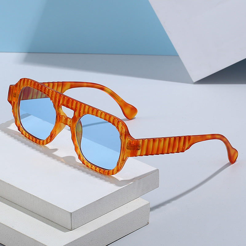 Dame moteriktig solbrille i futuristisk design med strukturert ramme Skanto