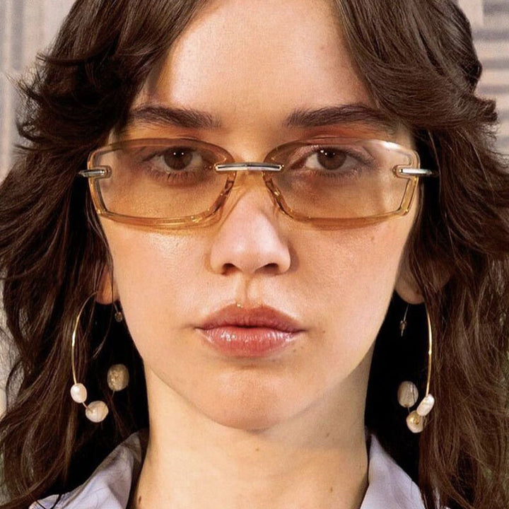 Dame trendy solbrille med moderne design og UV-beskyttelse Skanto