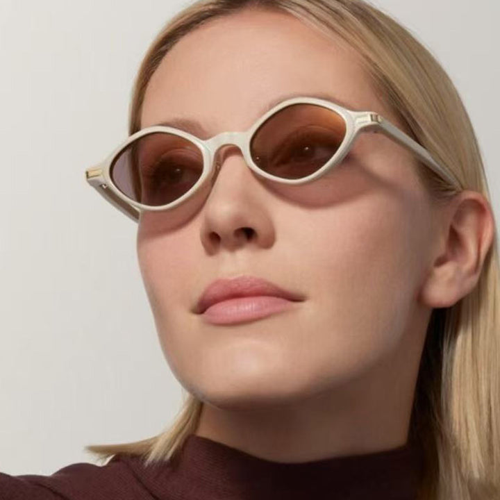 Dame moteriktig solbrille med unikt design og høykvalitets metallramme Skanto
