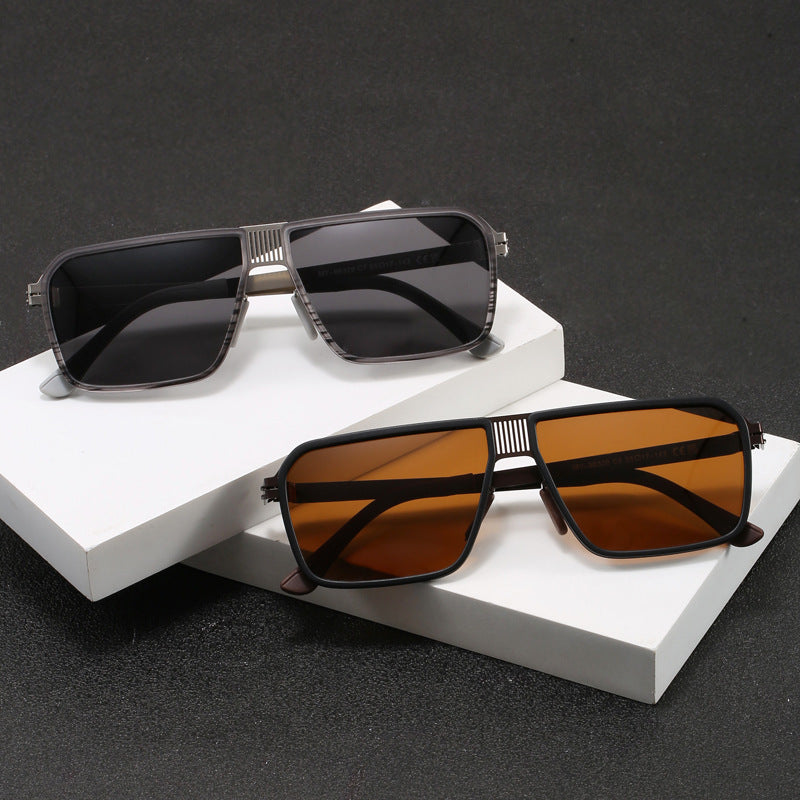 Dame moteriktig solbrille i moderne, firkantet design Skanto