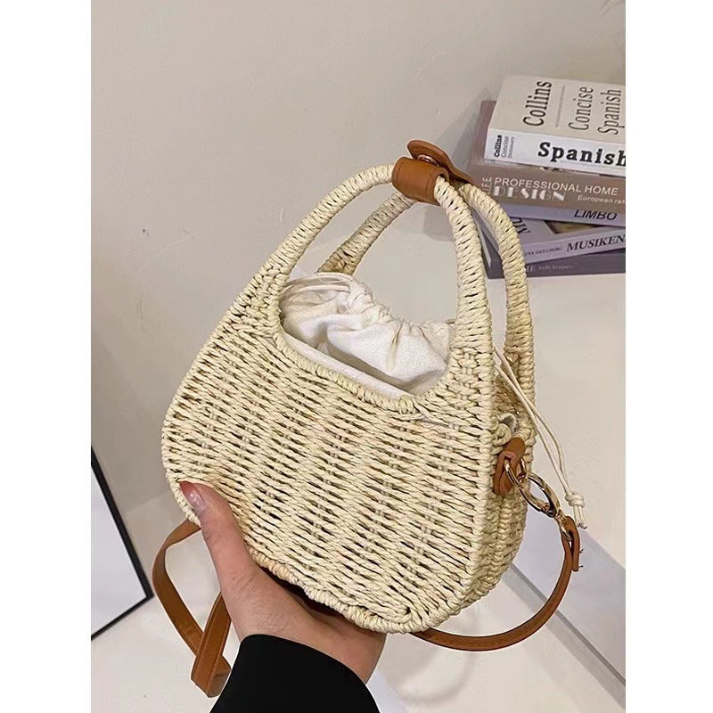 Moderne Rattantur med elegant lærdetalj Skanto
