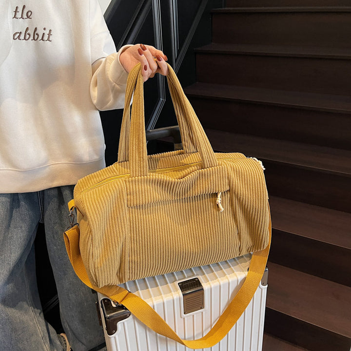 Sporty reiseveske laget av fuzzy cord-materiale med justerbar skulderrem Skanto