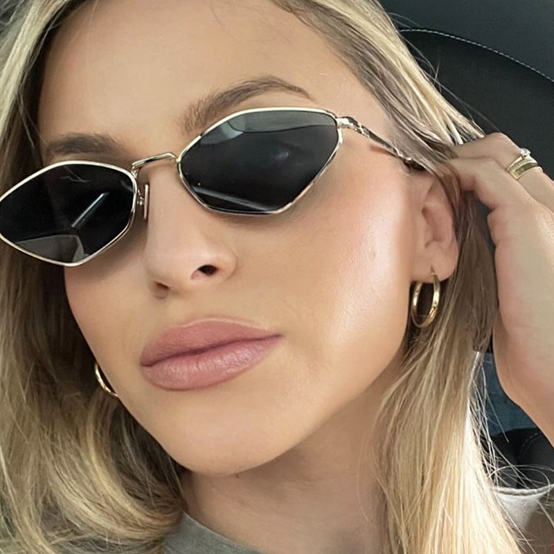 Dame geometrisk solbrille med fin metallramme og UV-beskyttelse Skanto