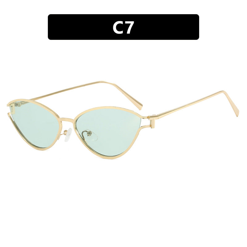 Dame Cat-Eye solbriller med beskyttende UV-filter og elegant metallramme Skanto