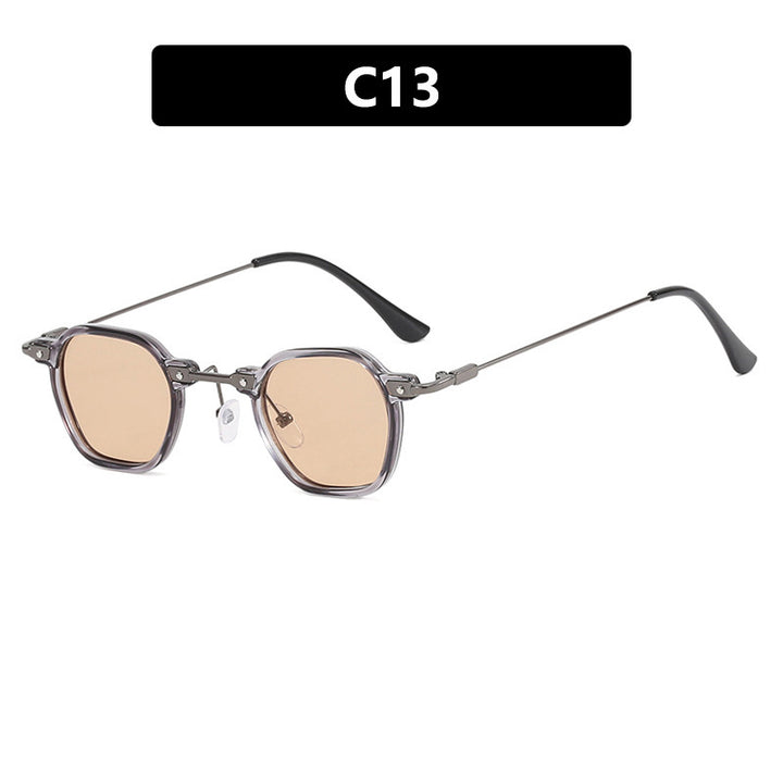 Dame moteriktig solbrille i elegant design med sekskantet ramme Skanto