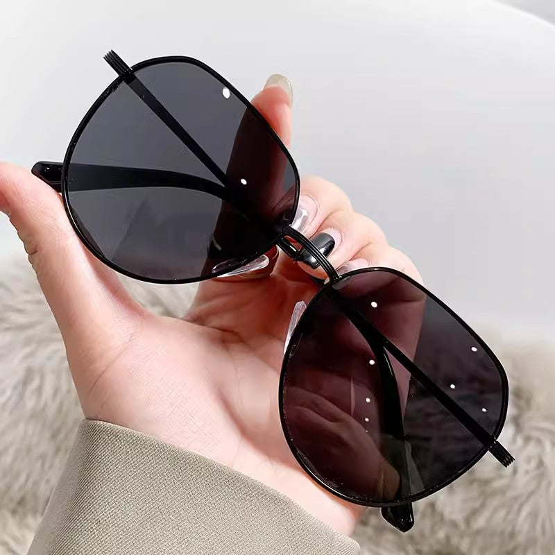 Dame kattøyer solbrille med elegant metallramme Skanto