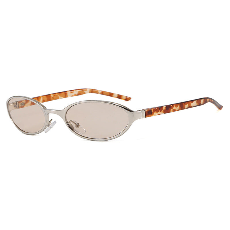 Dame elegant solbrille med beskyttende UV-filter og smal ramme Skanto