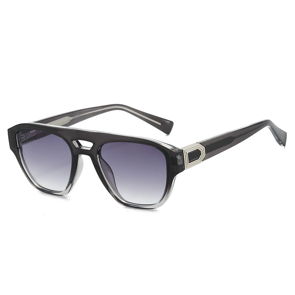 Dame Designer-solbrille med moderne, kantete ramme og gradient Skanto