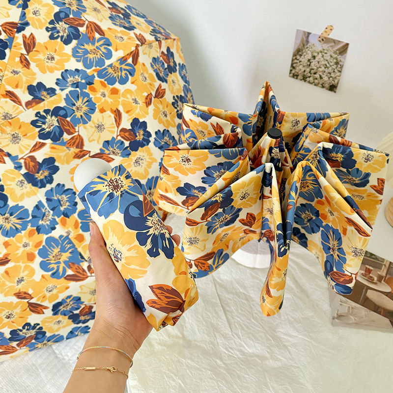 Dame sammenleggbart paraply med detaljert blomstermønster Skanto