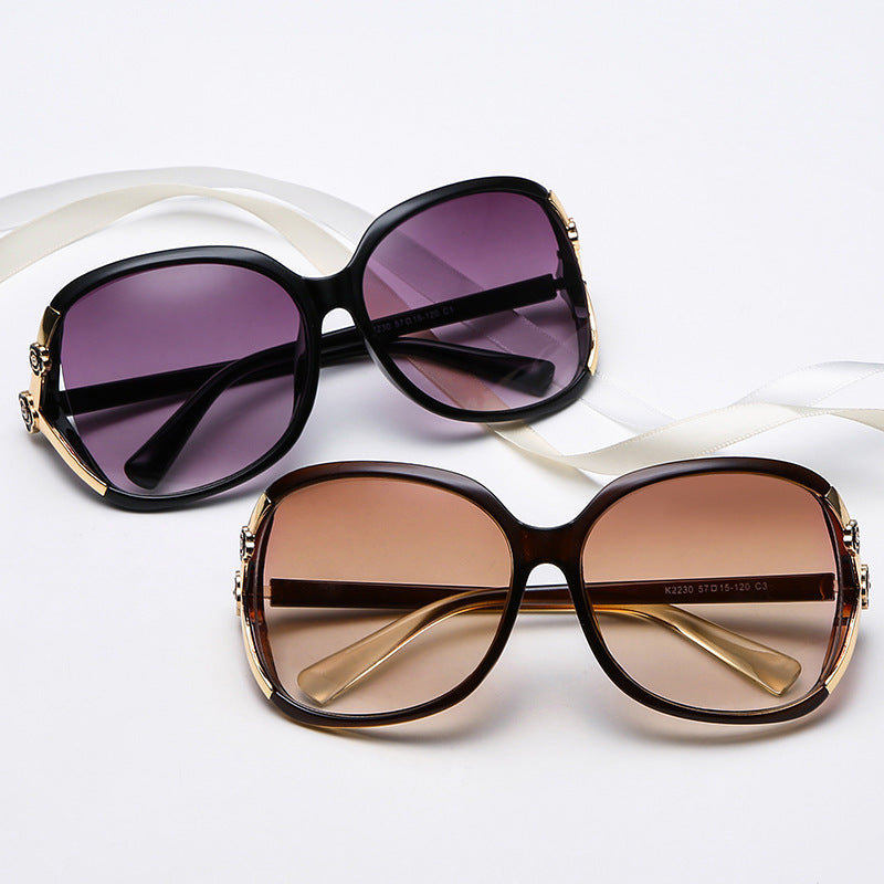 Dame elegante oversized solbrille med gyldne aksenter Skanto
