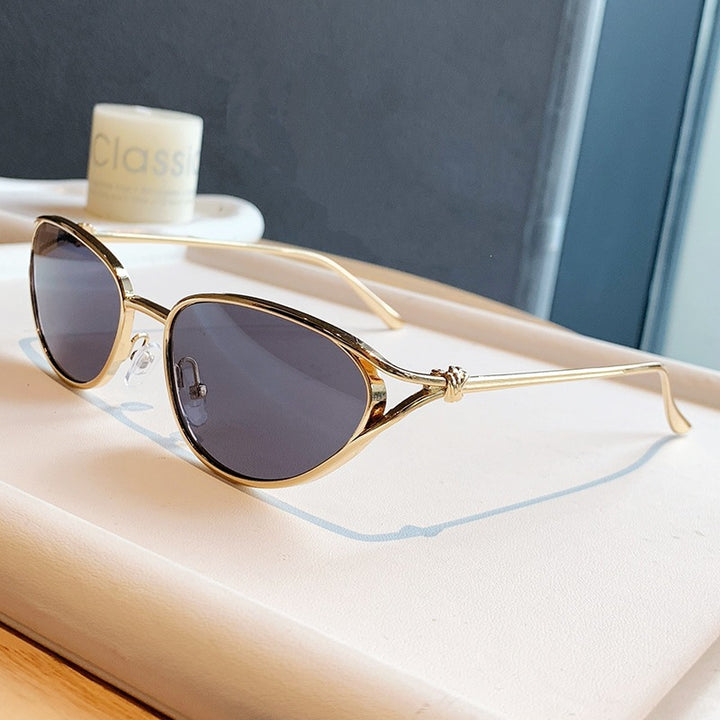 Dame Cat-Eye solbriller med elegant gullramme og polarisert glass Skanto