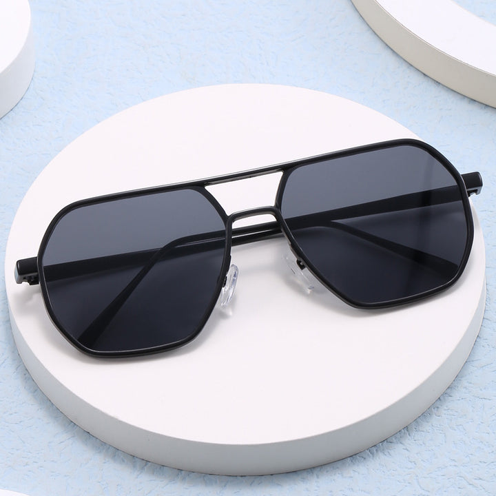 Dame trendy solbrille med moderne geometrisk ramme Skanto