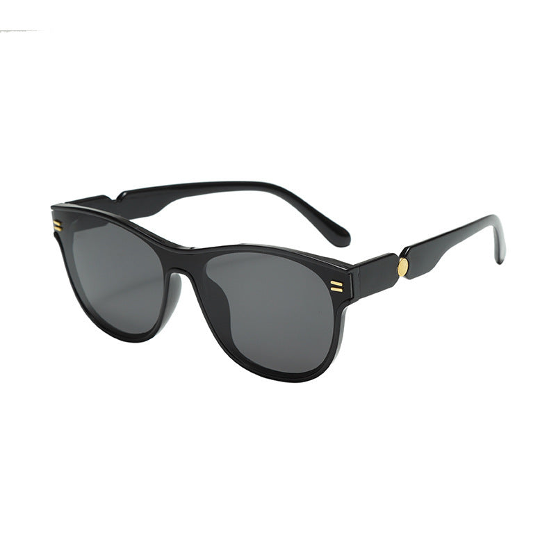 Dame moteriktig solbrille med unik ramme Skanto