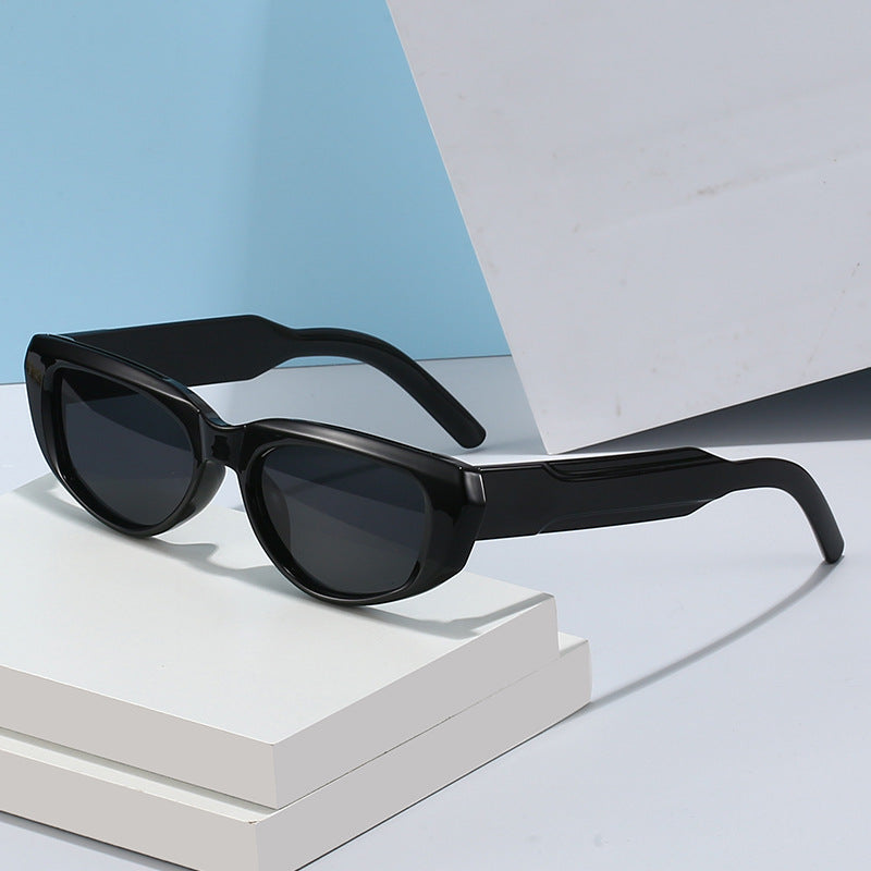 Dame moteriktig solbrille i cat-eye stil med eksentrisk silhuett Skanto