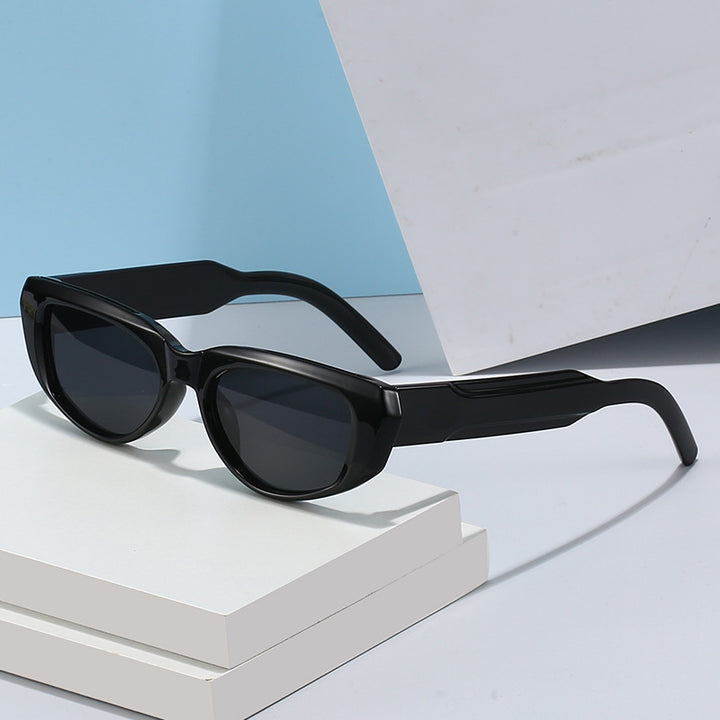 Dame moteriktig solbrille i cat-eye stil med eksentrisk silhuett Skanto