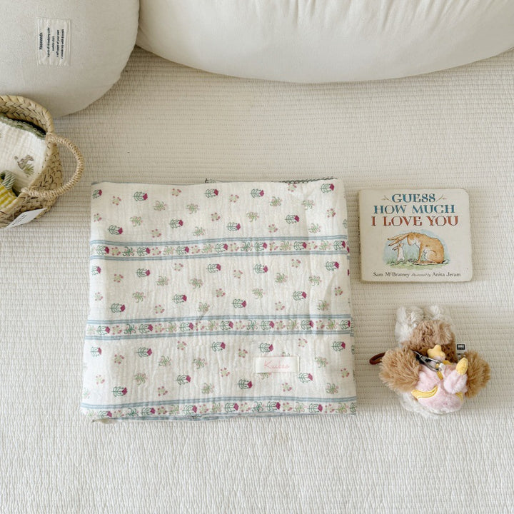 Unisex Musselinteppe med delikat blomsterdesign og elegante volanger Skanto