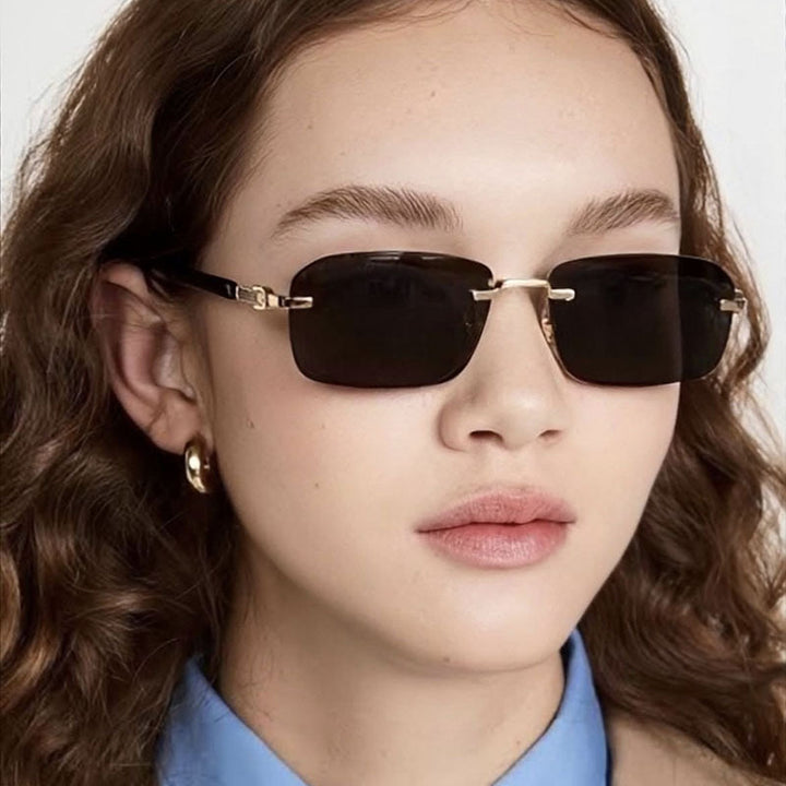 Dame solbrille med elegant metallramme og stilige tre detaljer Skanto